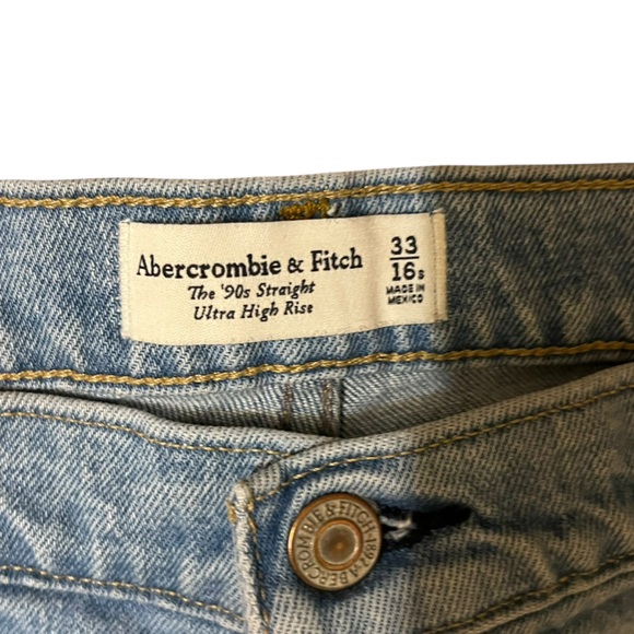 Abercrombie & Fitch Relaxed 90s Straight Ultra High-Rise Ripped Jeans Sz 16/33 - Picture 3 of 5